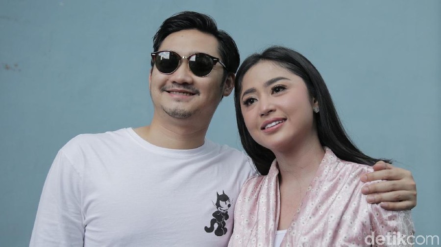 Dewi Perssik dan suami Angga Wijaya