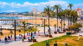 Turis Lansia di Spanyol Cemas Dicekam Corona