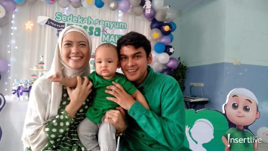 Perayaan ulang tahun pertama anak Ridwan Ghani dan Adhitya Putri. Mereka pun memberikan doa dan harapan terbaiknya untuk sang putra.