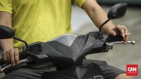 Polisi Tegur Warga Merokok di Mobil dan Motor, Bisa Didenda Rp750 Ribu