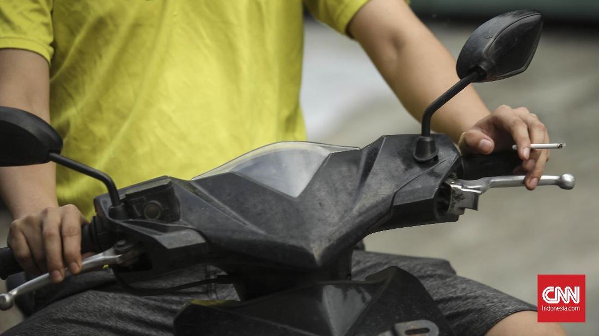 Pengemudi Merokok Kini Diburu Polisi