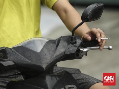 Pengemudi Merokok Kini Diburu Polisi