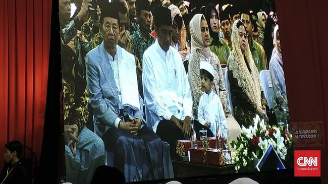 Jokowi menghadiri peringatan Isra Mi'raj Sukoharjo dengan membawa cucu pertamanya, Jan Ethes.