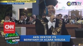 VIDEO: Kocak! Aksi Rektor ITS Bernyanyi di Acara Wisuda