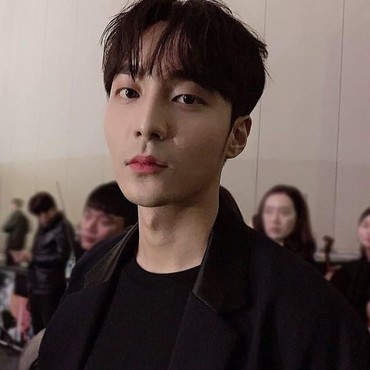 Hindari Wartawan, Roy Kim Sewa Bodyguard Saat Tiba di Korea