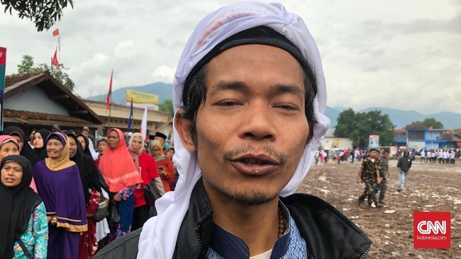 Seorang warga asal Cianjur rela mendatangi lapangan sepak bola Cihuni di Kabupaten Garut demi menyaksikan kampanye Ma'ruf dan bersalaman dengannya.