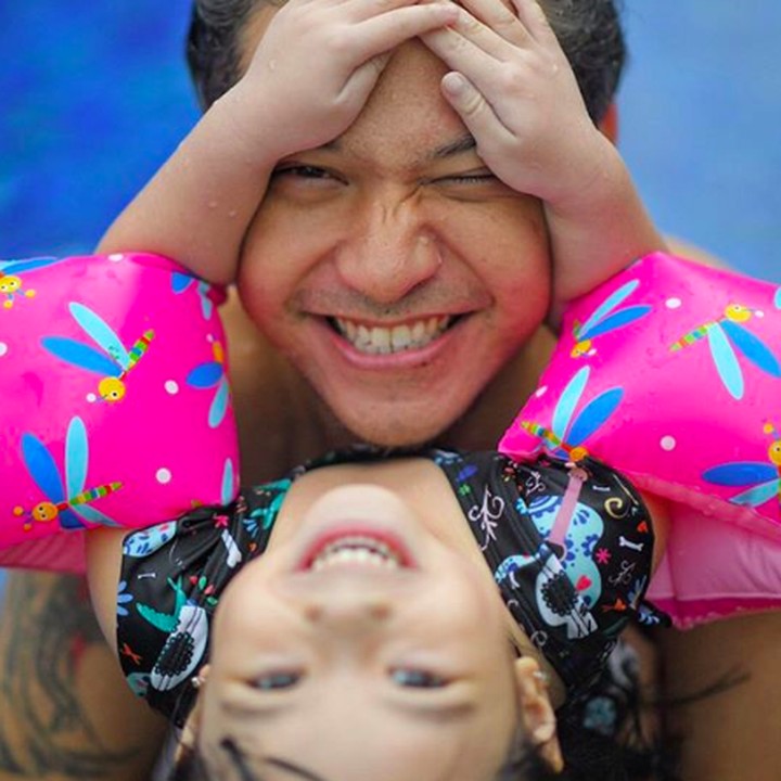 <p>Berenang bareng, Papa Gading dan Gempi sama-sama <em>happy</em>. (Foto: Instagram/ @gadiiing)</p>