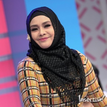 Sambut Tahun Baru, Iyeth Bustami Lepas Hijab?