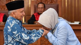 Ratna Sarumpaet Minta Maaf dan Cium Tangan Amien Rais