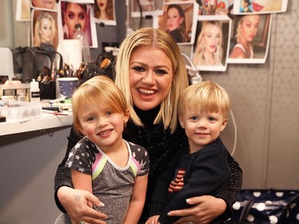 Kelly Clarkson Emosional Kenang Momen saat Melahirkan, Alasannya...