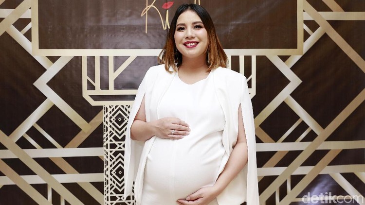 Hamil anak kedua, Tya Ariestya berusaha keras menciptakan bonding si sulung dengan calon adiknya.