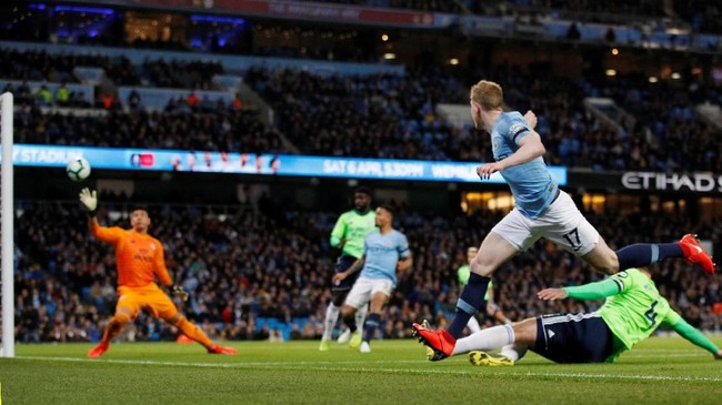 Manchester City unggul atas Cardiff City 2-0 di babak pertama dalam laga lanjutan Liga Inggris di Stadion Etihad, Rabu (3/4) waktu setempat.