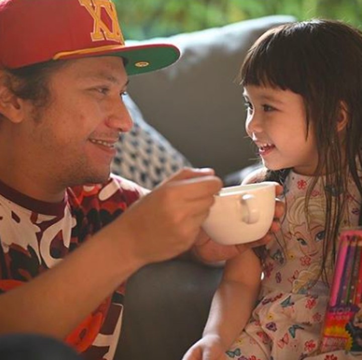 <p>Valentine-an ala Gading dan Gempi: menghabiskan waktu di rumah dengan makan bakso dan ngopi,<em> hi-hi-hi.</em> (Foto: Instagram/ @gadiiing)  </p>