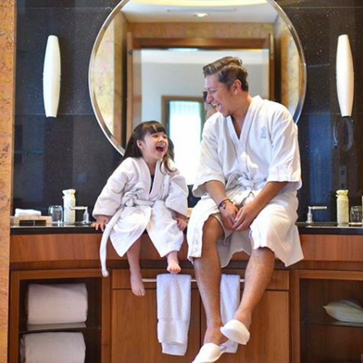 <p>Bahkan, di kamar mandi pun ayah dan anak ini bisa menikmati waktu berdua mereka lho. <em>So sweet!</em> (Foto: Instagram/ @gadiiing)  </p>