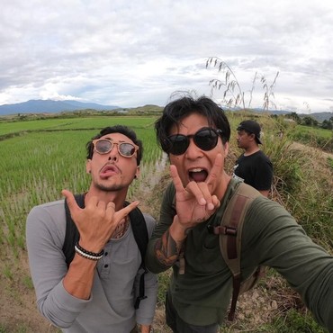 Marshall Sastra & Vincent Verhaag Bertahan Hidup di Luwu Utara