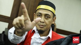 Terdakwa Hoaks 7 Kontainer Pose Salam Dua Jari Sebelum Sidang