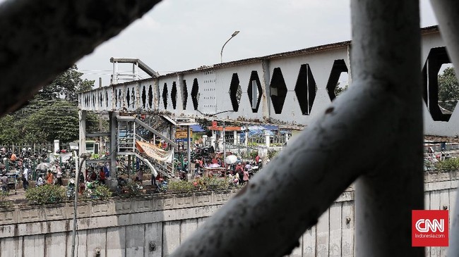 Penutupan underpass dilakukan menyusul revitalisasi jembatan penyeberangan orang (JPO). Penutupan dilakukan selama dua hari sejak Jumat (13/4) malam.