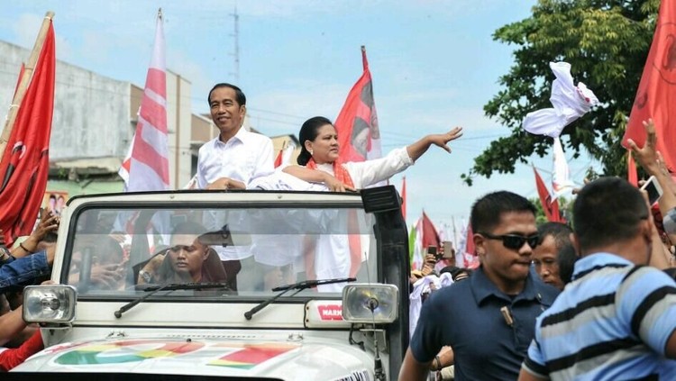 Ibu Iriana, Kahiyang, dan Kaesang tampak setia mendampingi Jokowi di Konser Putih Bersatu.