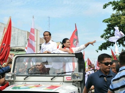 Momen Iriana dan Anak-anaknya Dukung Jokowi di Konser Putih Bersatu