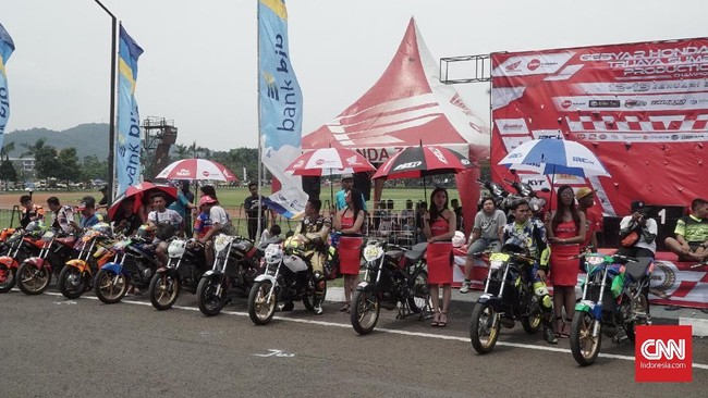 Road race atau balapan jalanan bukan hanya jadi sumber pemasukan bagi para pebalap. Ada banyak pihak yang menggantungkan hidup dari putaran uang di dalamnya.