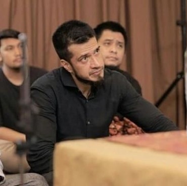 Anggota DPR Lain Pakai Mobil Mewah, Primus Santai Naik Kereta ke Senayan