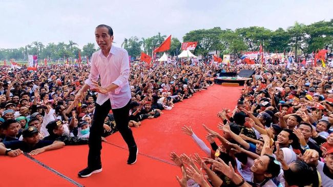 Saat kampanye di Cirebon, Jokowi kembali mempromosikan tiga kartu sakti yang bakal diterbitkan jika terpilih kembali menjadi presiden periode 2019-2024.