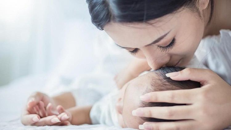 Bunda, pernahkah dihinggapi ketakutan pasca jadi ibu? Misal mengecek napas bayi atau memeriksa tidurnya. Untuk itu, yuk cari tahu info seputar bayi baru lahir.