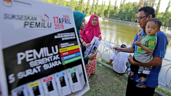 Peneliti Populi Center Afrimadona mengatakan pemilu serentak pada 2019 malah membuat dana penyelenggaraan menjadi mahal, baik dalam hal ekonomi, maupun sosial.