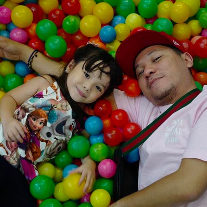 <p>Ketika Papa Gading sudah lelah bermain mandi bola, tapi si kecil Gempi masih semangat. <em>Hi-hi-hi</em>. (Foto: Instagram/ @gadiiing)  </p>