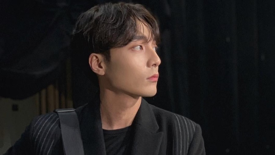 Roy Kim masih berada di Amerika Serikat.