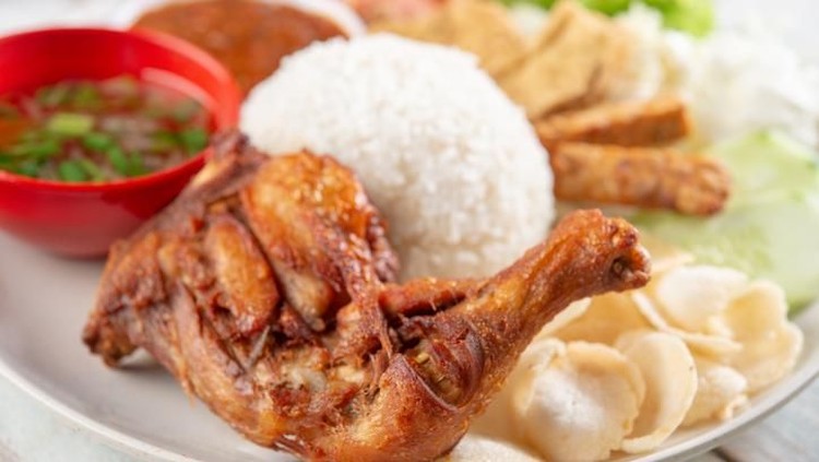 Bunda bingung mau masak apa hari ini? Mau yang enak tapi enggak mau ribet? Coba nih resep Ayam Goreng Ala Kaki 5, lauk favorit Bunda dan keluarga di rumah.