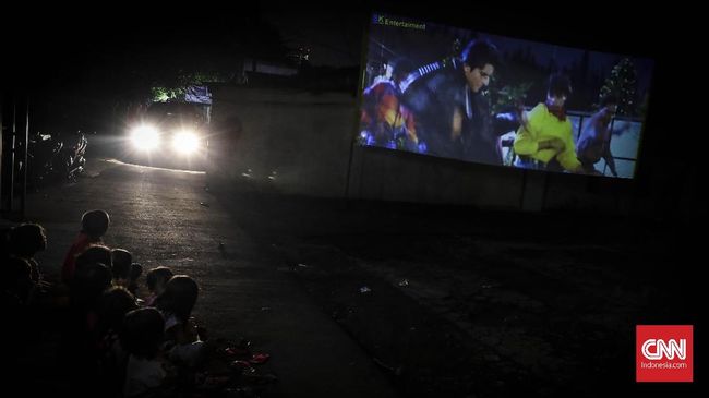 Di balik gambar gerak di layar tancap yang menemani masyarakat menonton bersama, ada masalah hak cipta yang membayangi para penjaga film Indonesia ini.