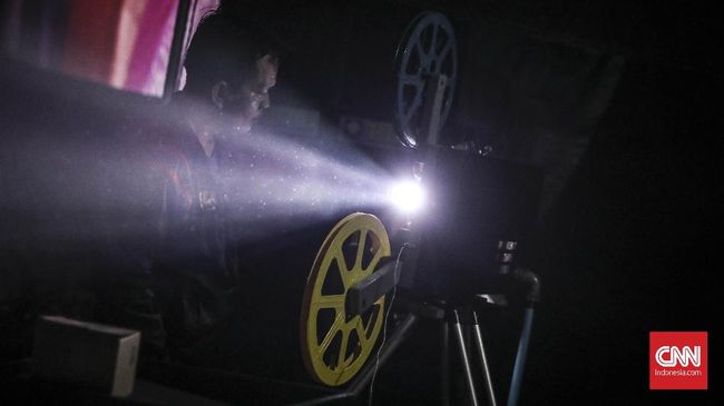 Layar tancap sudah ada sejak zaman penjajahan, dan terus ada hingga sekarang berkat budaya masyarakat Indonesia yang senang berkumpul.