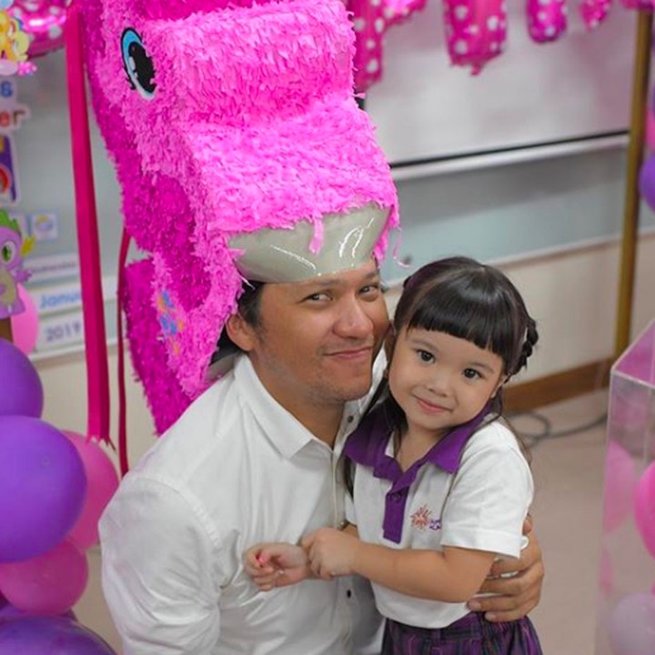 <p>Demi putri kecilnya yang sedang berulang tahun, Gading rela jadi The Little Pony,<em> he-he-he</em>. (Foto: Instagram/ @gadiiing)  </p>