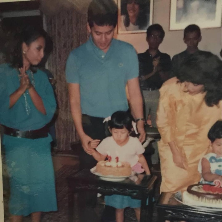 <p>Momen ini diambil saat Dian merayakan ulang tahun, ditemani kedua orang tuanya. (Foto: Instagram @therealdisastr)</p>