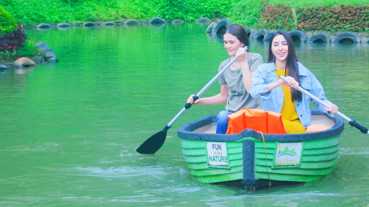 Senk Lotta dan Nadia menghabiskan akhir pekan mereka bersama tim Celebrity on Vacation di Bandung&period; Mau tahu keseruannya&quest; Cek selengkapnya di sini&period;