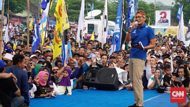 Sandiaga menolak ajakan pembawa acara untuk berteduh saat kampanye di bawah guyuran hujan di Lapangan Demang, Kabupaten Gunung Kidul, Yogyakarta, Jumat (5/4).