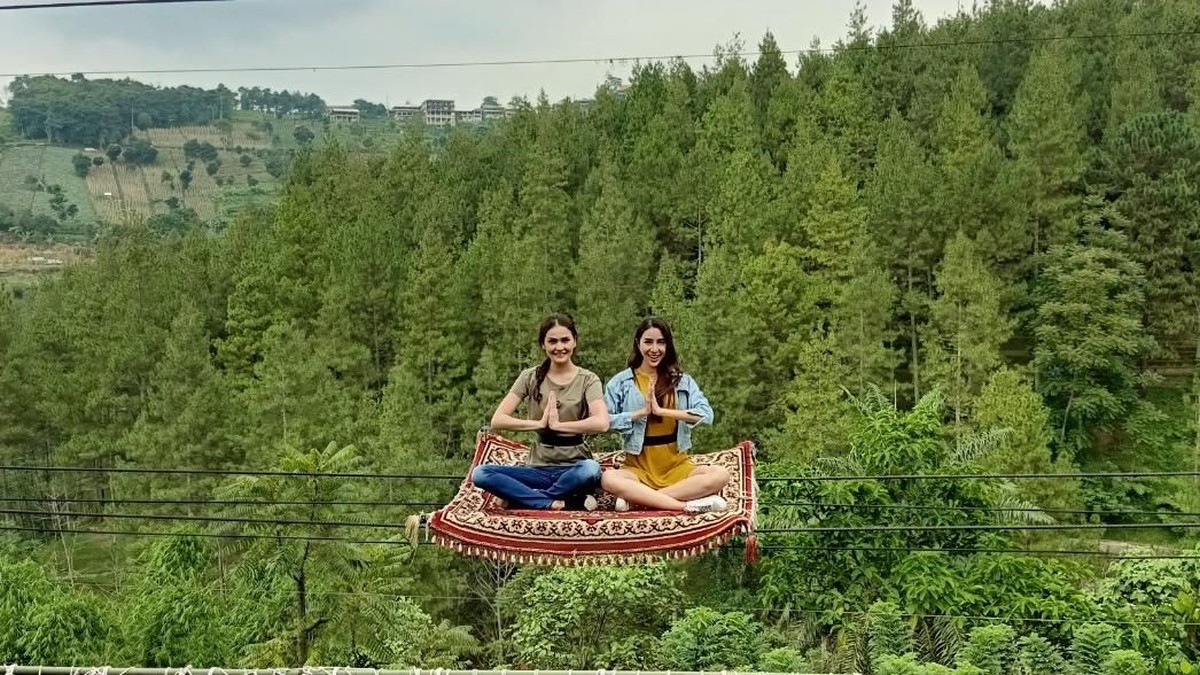 Senk Lotta dan Nadia menghabiskan akhir pekan mereka bersama tim Celebrity on Vacation di Bandung&period; Mau tahu keseruannya&quest; Cek selengkapnya di sini&period;