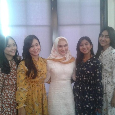 Melody Eks JKT48 Rayakan Ultah Bersama Anak-anak Disabilitas