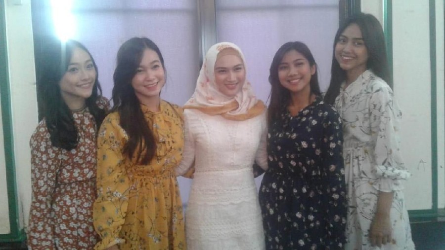 Melody Eks JKT48 Rayakan Ultah Bersama Anak-anak Disabilitas Melody Laksani rayakan ulang tahun dengan anak-anak berkebutuhan khusus.