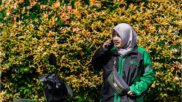 Driver Grab Indonesia sekaligus mahasiswi asal Wonosobo, Khusnul Chotimah sukses raih predikat Cumlaude. Hebat ya, Bunda.