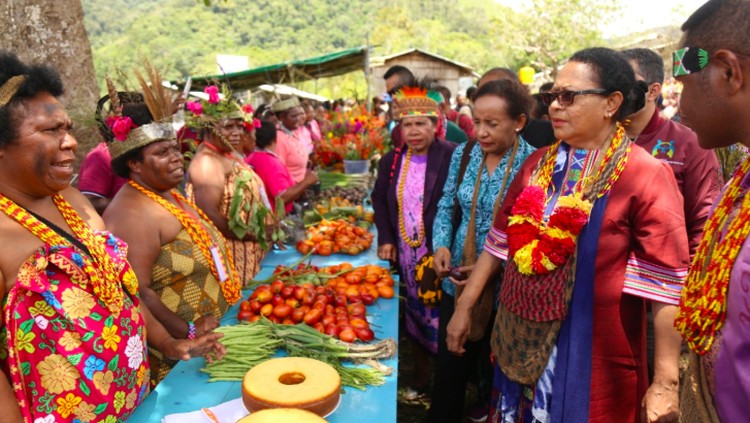Noken, salah satu kerajinan dari Papua nyatanya bisa jadi wujud perlindungan bagi anak-anak.