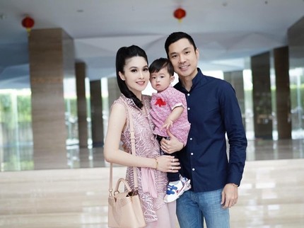 7 Potret Bahagia Keluarga Kecil Sandra Dewi