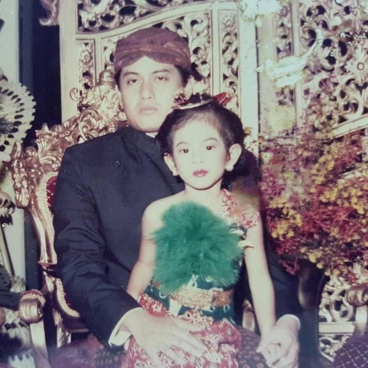 <p>Pada 1995, Dian ditinggal sang ayah selamanya setelah mengalami sakit. Saat itu, usianya menginjak 13 tahun. (Foto: Instagram @therealdisastr)<br />  </p>
