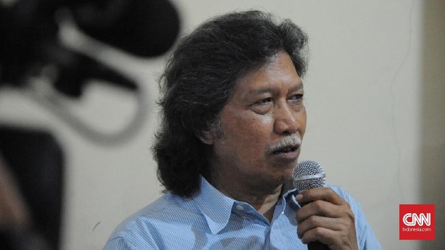Budayawan Emha Ainun Najib alias Cak Nun menyebut wacana people power ala Amien Rais salah kaprah dan akan dibawa ke arah revolusi.
