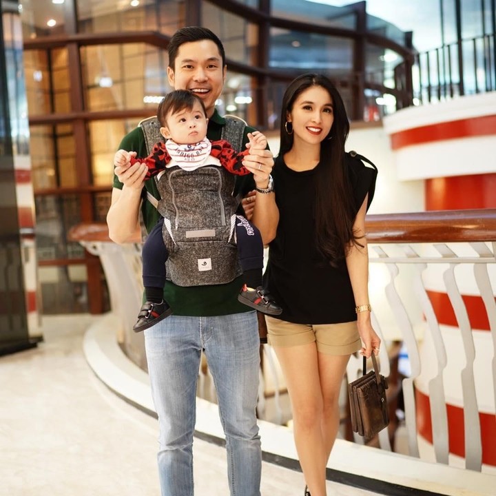 <p>Kalau dilihat-lihat, mereka bertiga mirip enggak sih? Yang terpenting, bahagia dan sehat selalu ya, Bunda Sandra Dewi dan keluarga. (Foto: Instagram @sandradewi88)</p>