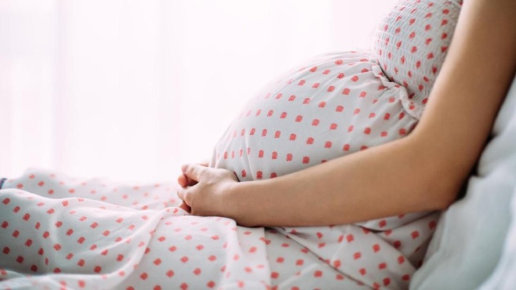 ilustrasi wanita hamil A young woman showing her pregnant belly making contact with her baby