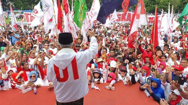 Cawapres 01 Ma'ruf Amin mengenakan jaket dengan hoodie saat berkampanye di Bogor, sementara cawapres 02 Sandiaga Uno lari pagi sebelum kampanye di Balikpapan.
