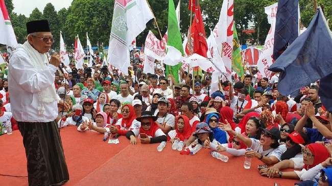 Kehidupan masa kecil hingga remaja Ma'ruf Amin banyak dihabiskan sebagai santri di Pondok Pesantren. Ma'ruf muda juga penggila bola dan fans berat AC Milan.
