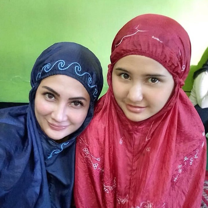 <p>Memang deh, kekompakan ibu dan anak yang satu ini enggak perlu diragukan lagi. (Foto: Instagram @natalie_sarahs)</p>